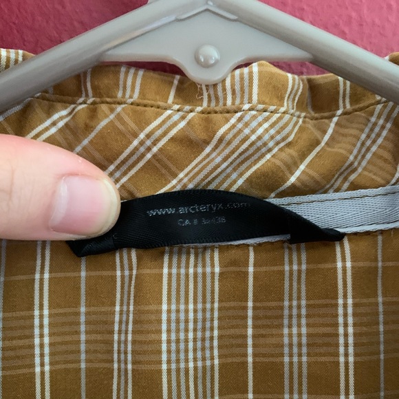 SOLD Arcteryx button down short sleeve shirt - Picture 4 of 8